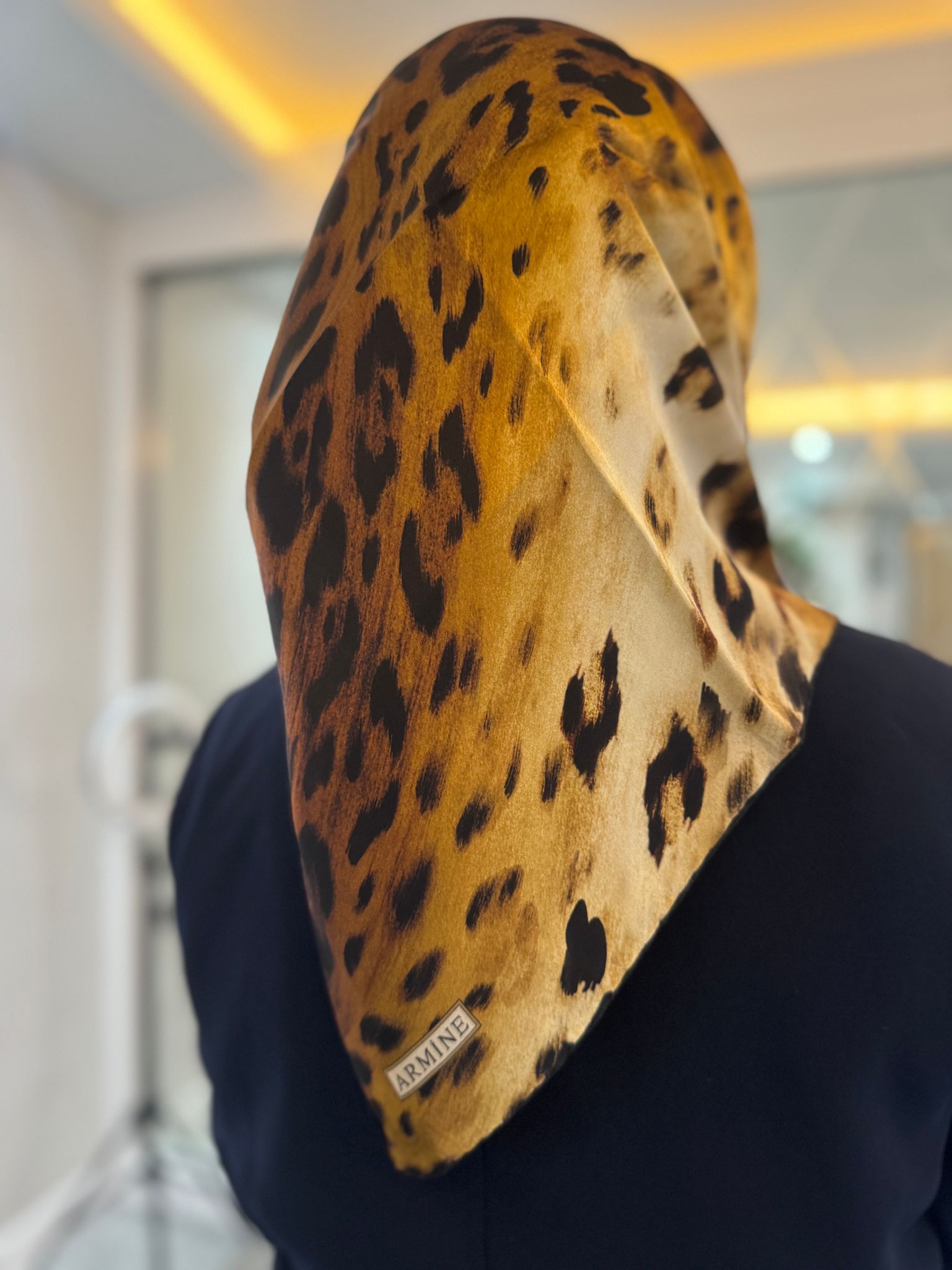 Armine Leopar Desenli Saten Eşarp - Görsel 2